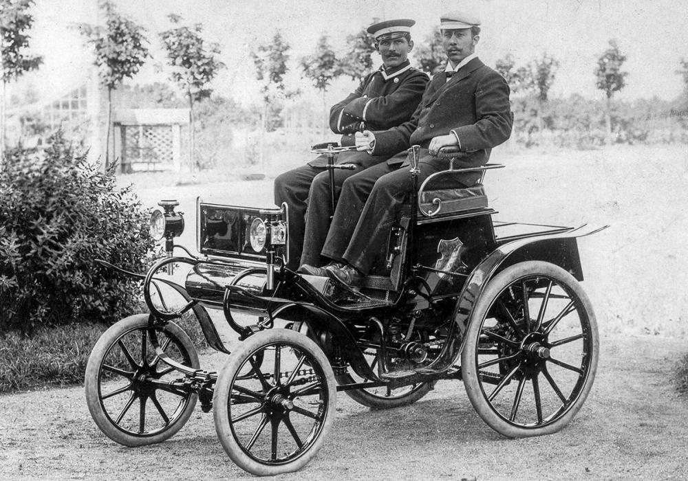 OpelPatent-MotorwagenSystemLutzmannwithHeinrichOpelrightandOpelPlantManagerSedlazcekin1899..jpg